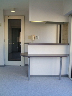Living and room. ■ It is counter kitchen How?