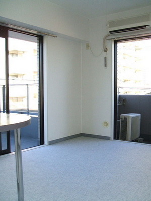 Living and room. ■ Day How are you feeling?