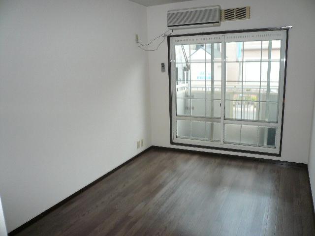 Other Equipment. South-facing with a bright living room.