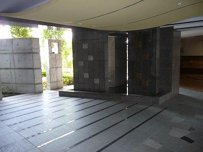 Entrance. Common areas