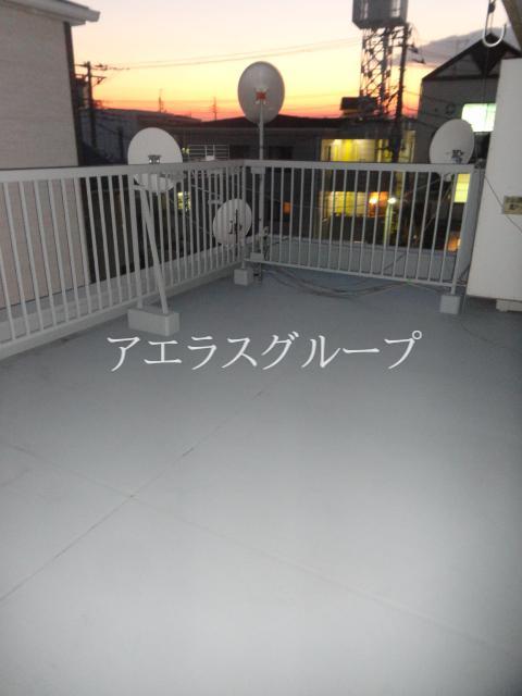 Balcony. Jose wash spacious on the balcony!