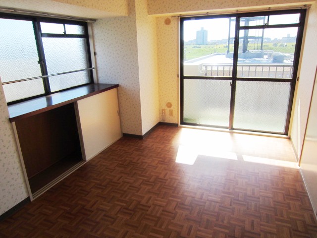 Living and room. Two-sided lighting, Ventilation good