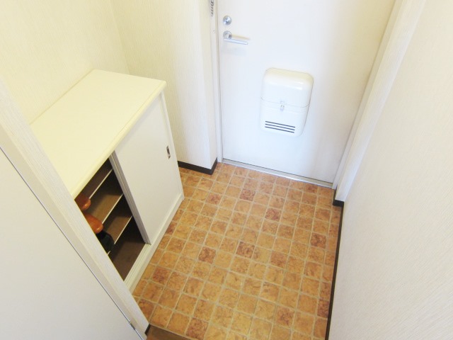 Entrance. Shoes BOX Installed