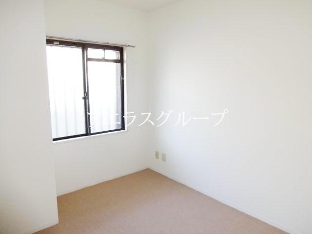 Living and room. The layout is easy rectangular room