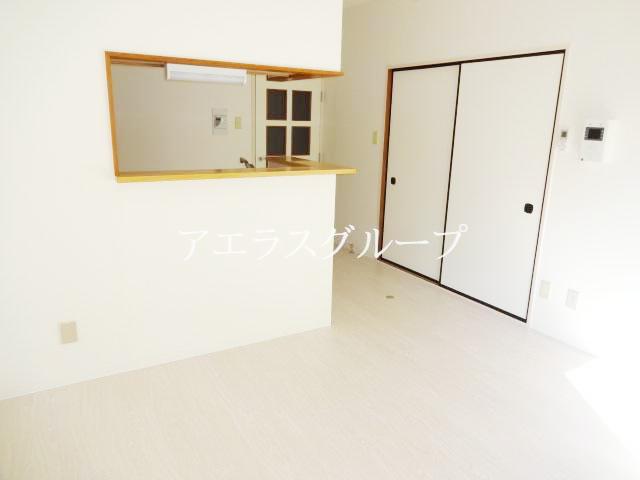 Living and room. 10.8 Pledge of a large living