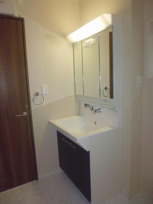 Wash basin, toilet. Indoor (12 May 2013) Shooting