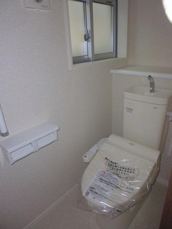 Toilet. Indoor (12 May 2013) Shooting