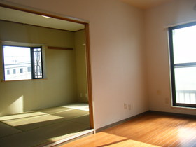 Living and room. Japanese-style room is also attractive