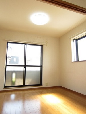 Living and room. Western-style facing the veranda is a two-sided lighting