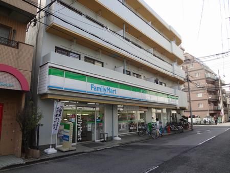 Convenience store. 30m to Family Mart (convenience store)