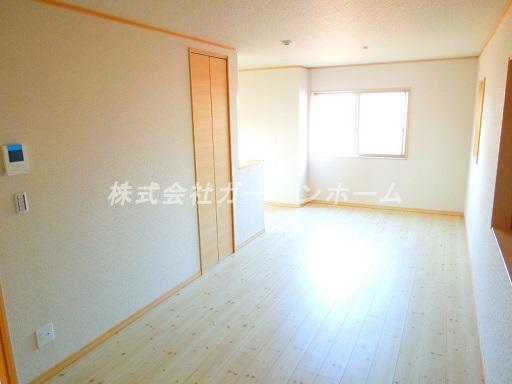 Living. An 8-minute walk station ・ Popular Higashikawaguchi, In day the peace of mind a lifetime shopping facility conveniently located all room 6 quires more stylish atrium of enhancement is very attractive on the same day you visit Allowed south road