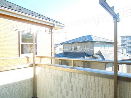 Balcony. An 8-minute walk station ・ Popular Higashikawaguchi, In day the peace of mind a lifetime shopping facility conveniently located all room 6 quires more stylish atrium of enhancement is very attractive on the same day you visit Allowed south road