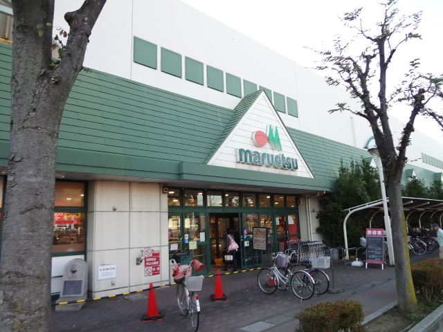Shopping centre. Maruetsu until the (shopping center) 850m