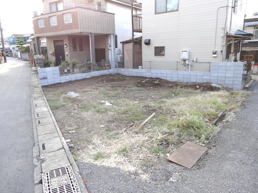 Local photos, including front road. Because it is a south-facing corner lot, Day is good. 