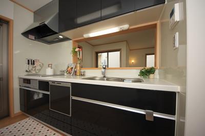 Kitchen. IH cooking heater that does not use fire, Happy to clean air in clean.  Enjoy cooking together in peace with small children. In dishwasher dryer, Reduce the daily housework. 