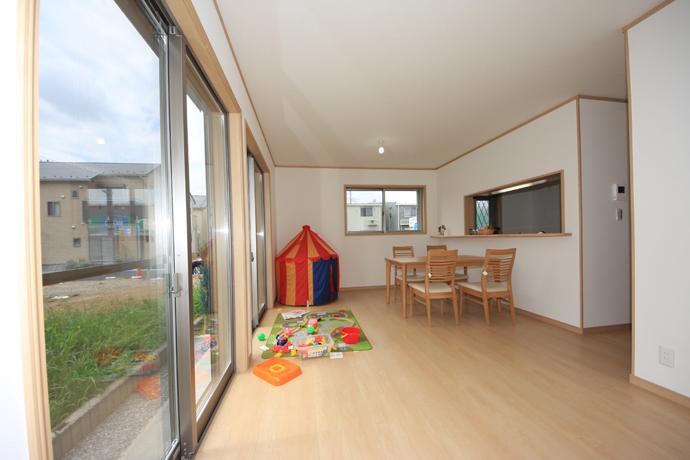 Living. 2 × 4 construction method to support in the face, Open space is spread without any disturbing pillars.  It adopted a living stairs and face-to-face kitchen, Suit the nature and face and go home the children. 