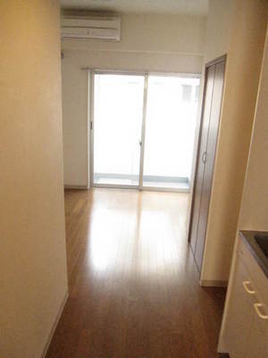 Living and room. Bright grain of the flooring is also coordinated with the furniture is ◎