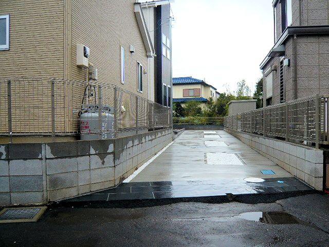 Local photos, including front road. Car out looks easy