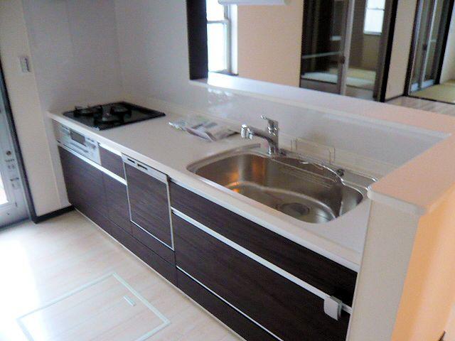Kitchen. With built-in dishwasher Face-to-face counter kitchen