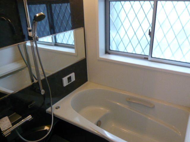 Bathroom. Large windows, Bright bathroom