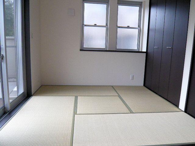 Non-living room. Views of the garden from the Japanese-style room, OK!