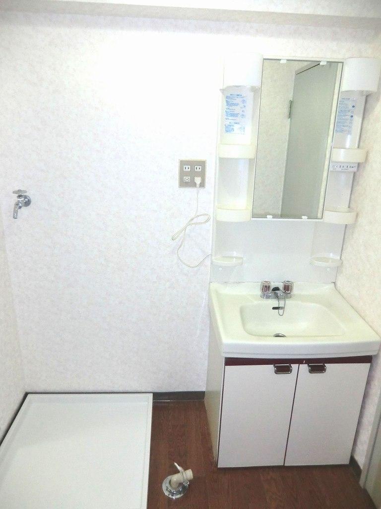 Wash basin, toilet