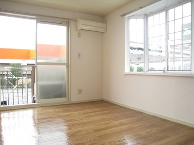 Living and room.  ☆ Bright living room with two-sided lighting ☆