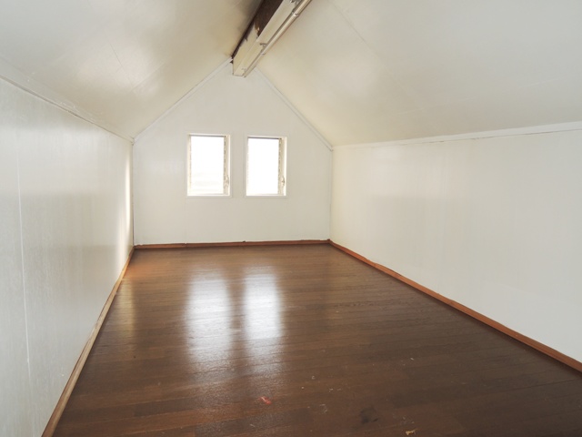 Receipt. Spacious space with Grenier