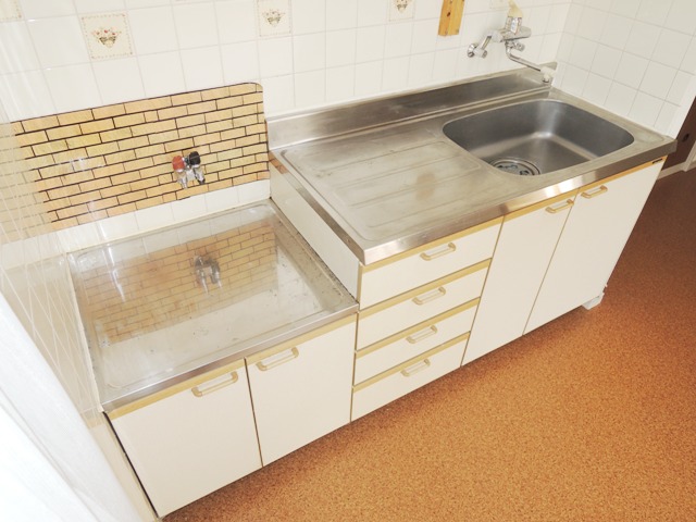 Kitchen. Kitchen gas stove installation Allowed