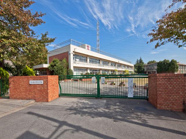 Primary school. It is a natural rich school of 820m schoolyard the entire lawn to Kawaguchi private-ri Elementary School