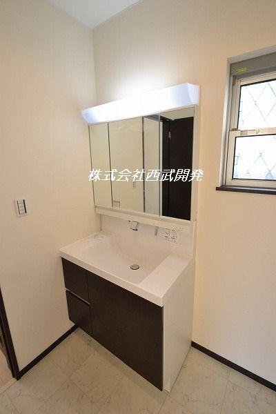 Wash basin, toilet. Indoor (12 May 2013) Shooting