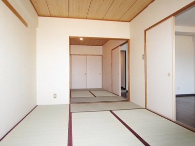 Living and room. There is a closet in 6 Pledge Japanese-style room