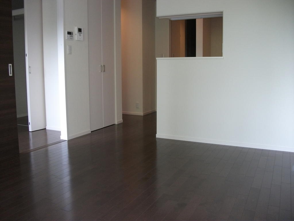 Living and room. Bright living room to plug the sun.