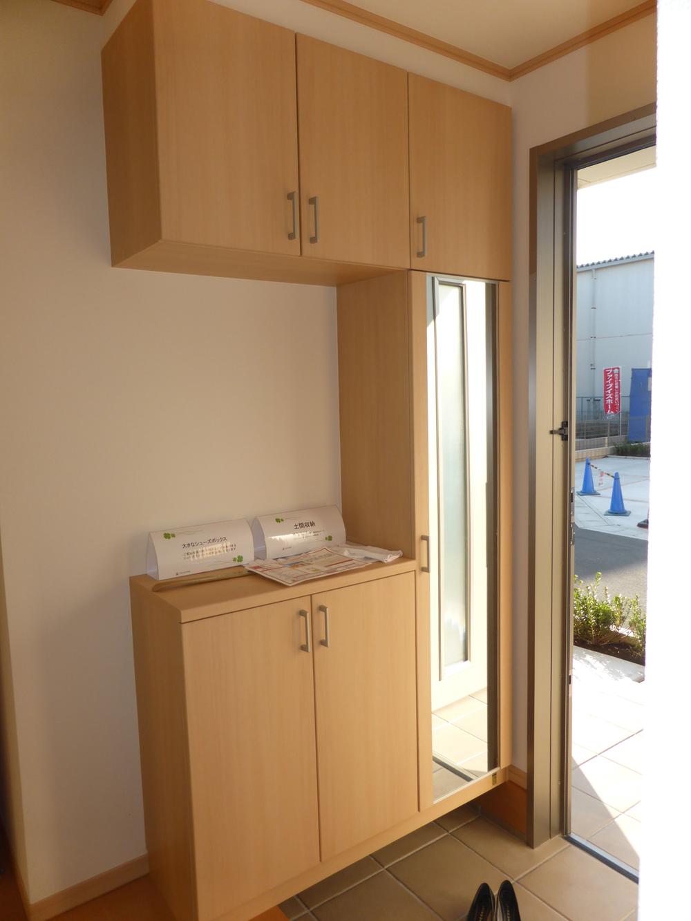 Entrance. 2013.10.28 shooting. Shoes closet with a mirror. It is your hair before going out.