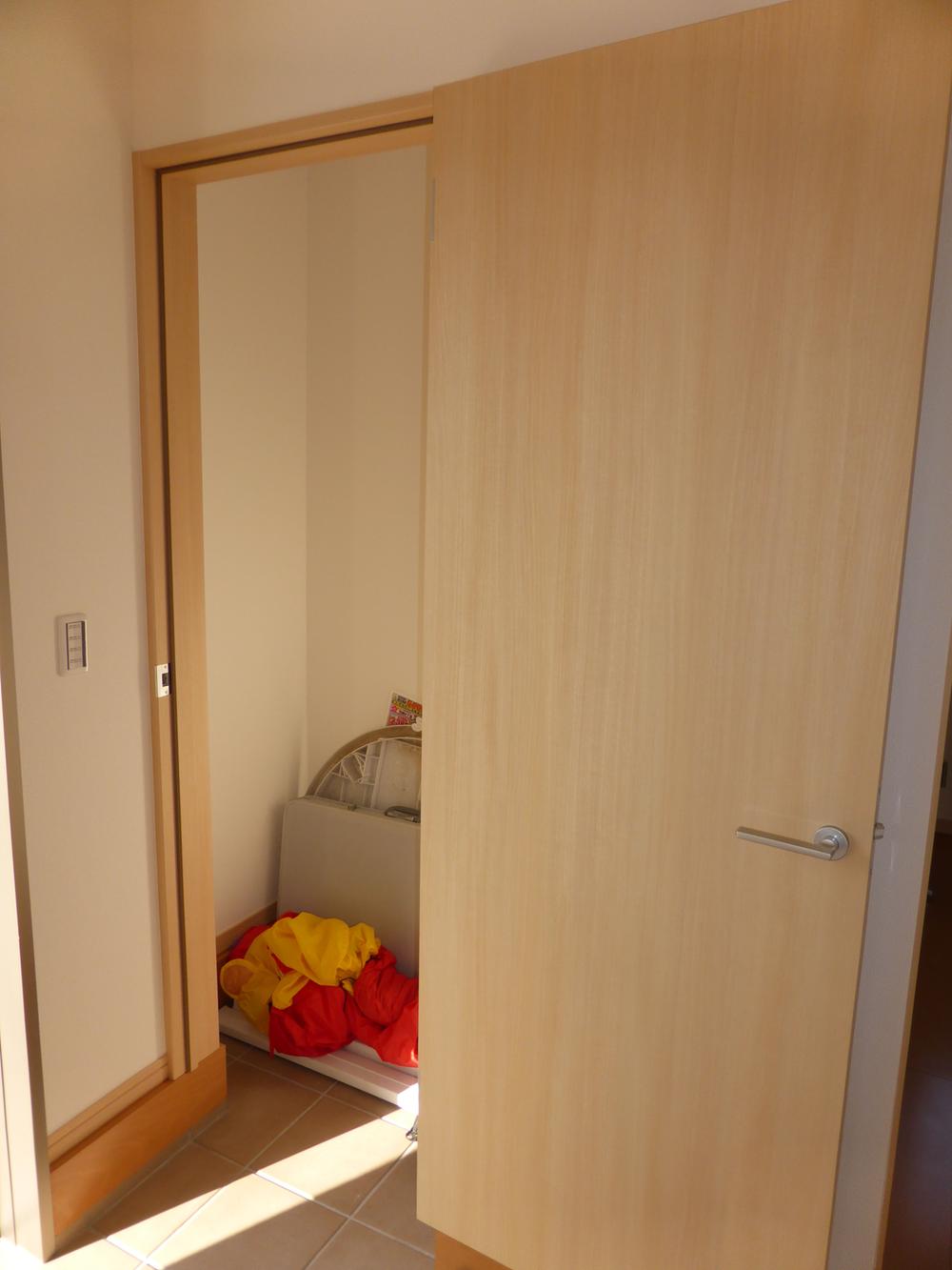 Receipt. 2013.10.28 shooting. There is dirt floor storage.