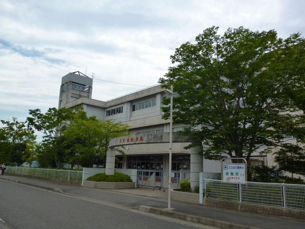 Junior high school. Kazo 2560m to the East Junior High School