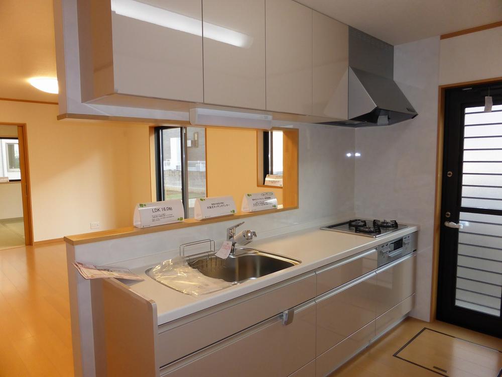 Kitchen. 2013.10.28 shooting. Storage enhancement of kitchen. It is counter kitchen cumbersome to work while watching the children.