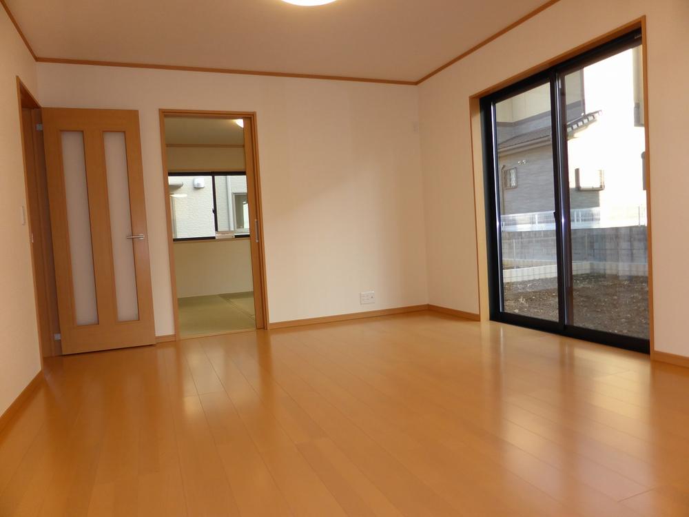 Living. 2013.10.28 shooting. Bright living room of the two-sided lighting