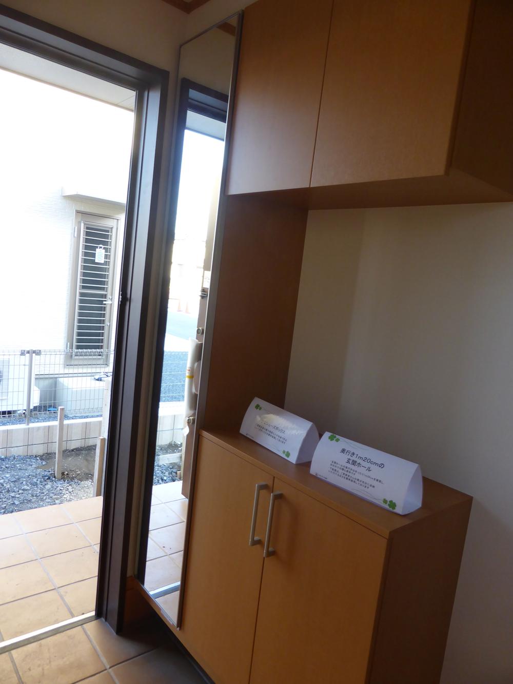 Entrance. 2013.10.28 shooting. Shoes closet with a mirror. It can be stored securely to your family of shoes, It is your hair before going out.