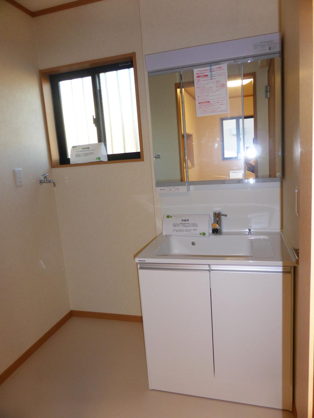 Wash basin, toilet. 2013.10.28 shooting. Convenient shower dresser in the morning Shan