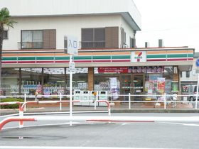 Convenience store. 550m to Seven-Eleven (convenience store)