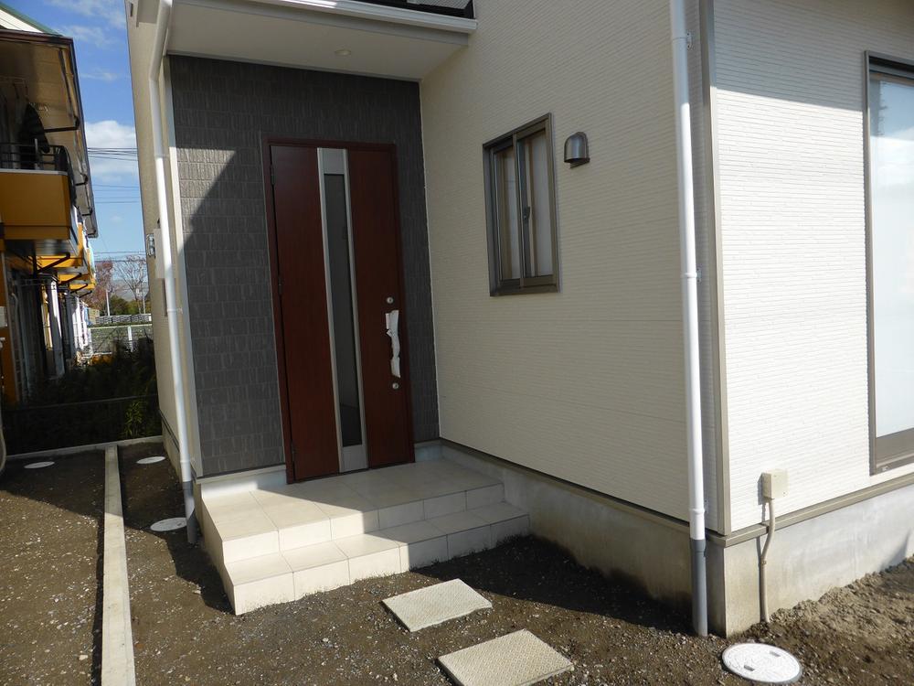 Entrance. Example of construction. Door is a double lock of dimple key with excellent picking measures. 