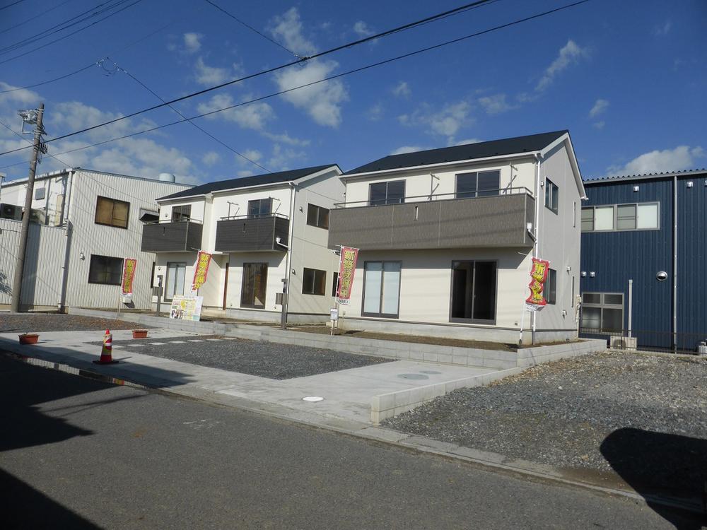 Local photos, including front road. Local front road