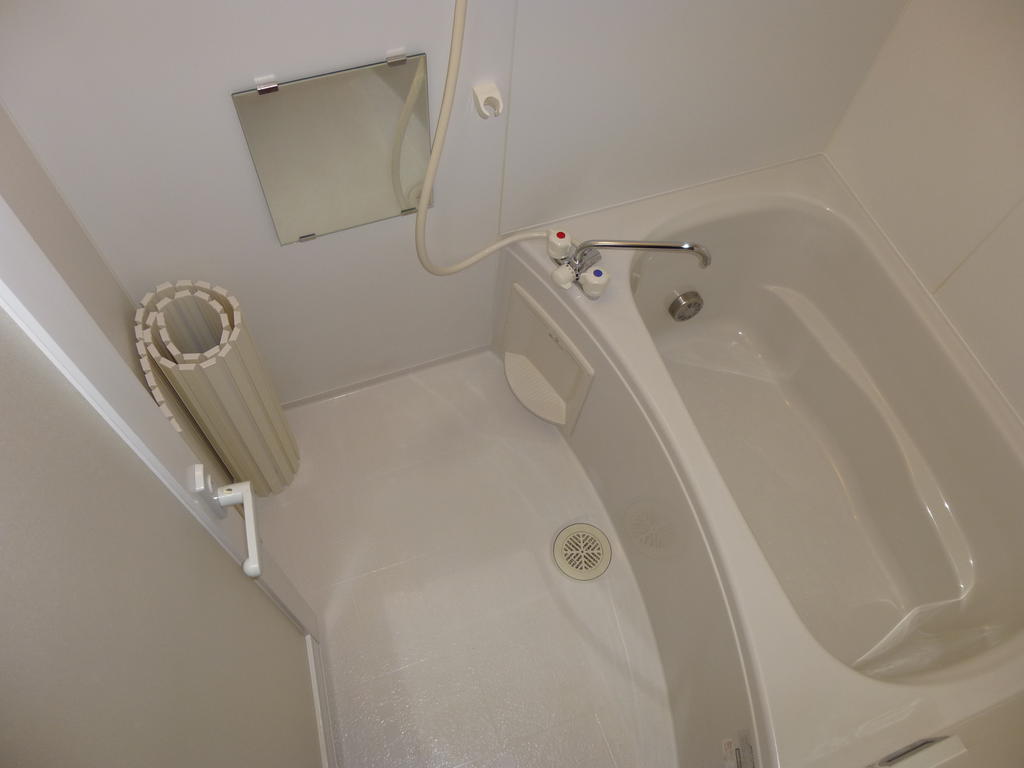 Bath. Tub with reheating function