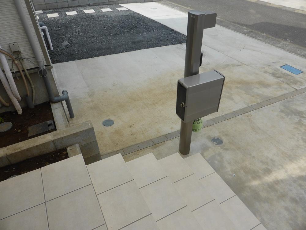 Entrance. Entrance, Corner posts