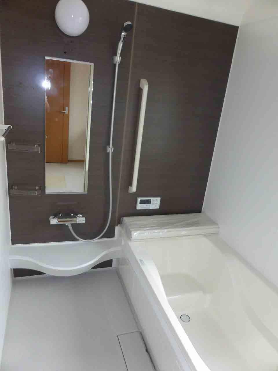 Bathroom. 2013.9.2 shooting. Spacious bath.