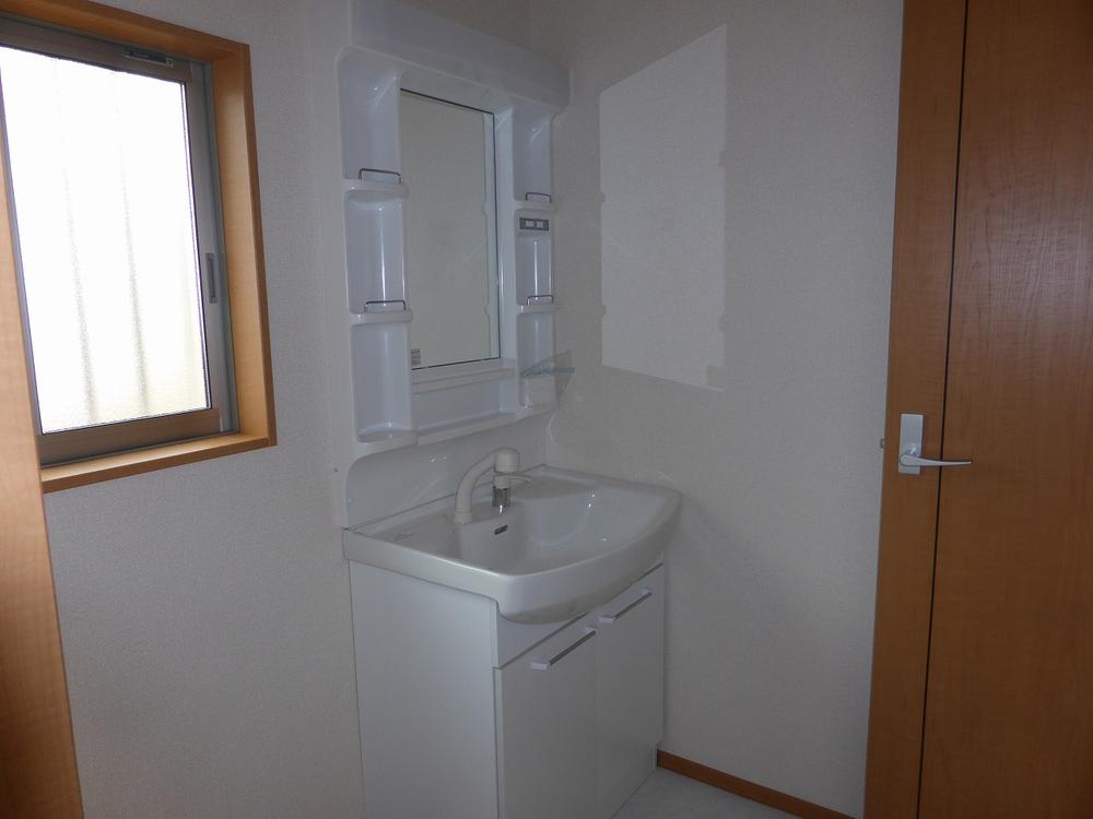 Wash basin, toilet. 2013.9.2 shooting. Convenient shower dresser also in the morning Shan