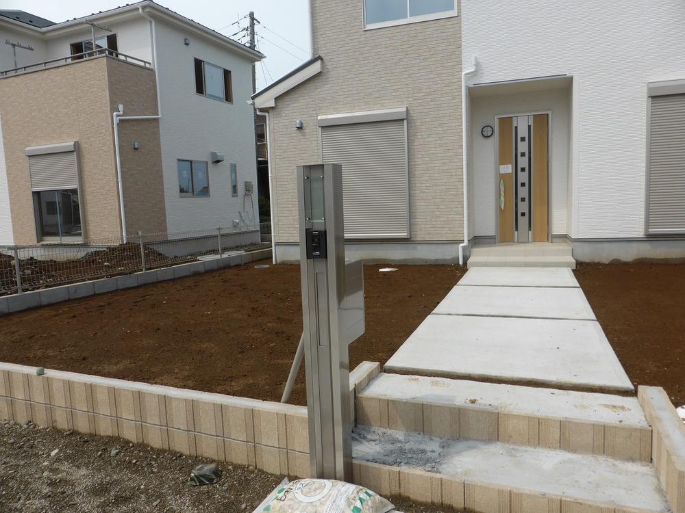 Entrance. 2013.9.2 shooting. Corner posts and the front door. Door is a double lock of dimple key with excellent picking measures. With key card