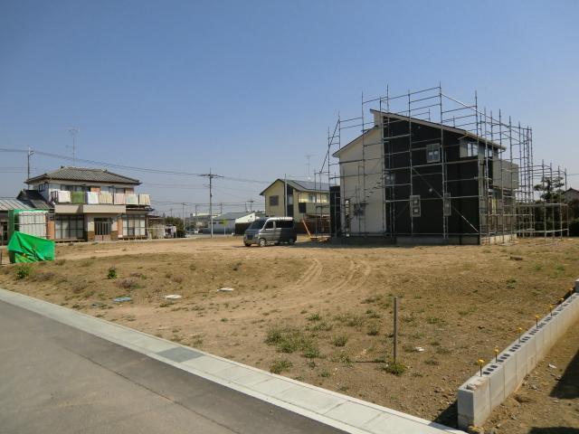 Local photos, including front road. Shooting from the property southwest side (April 2013)