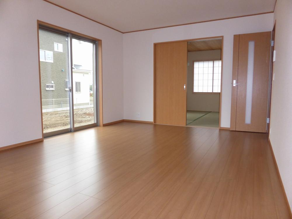 Living. 2013.10.29 shooting. Three-sided lighting of the bright rooms